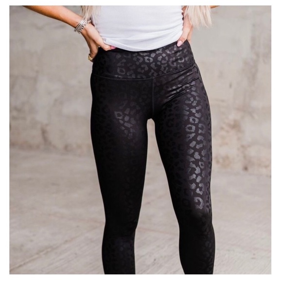 BLACK HIGH QUALITY EMBOSSED LEOPARD YOGA LEGGING - Picture 3 of 5